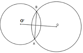 Cho hai đường tròn (O; R) và (O; r) với R > r cắt nhau tại hai điểm phân biệt (ảnh 1)