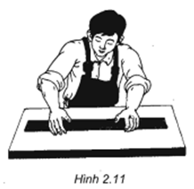 Tại sao người thợ mộc kiểm tra độ phẳng mặt bàn bằng cách rê thước trên mặt bàn? (ảnh 1)
