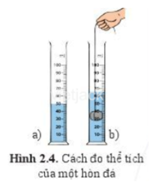 Hãy quan sát hình 2.4 và mô tả cách đo thể tích của một hòn đá. (ảnh 1)
